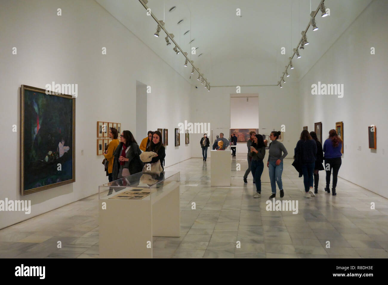 Les visiteurs se situent dans un espace d'exposition, Museo Nacional Centro de Arte Reina Sofía, Madrid, Espagne Banque D'Images