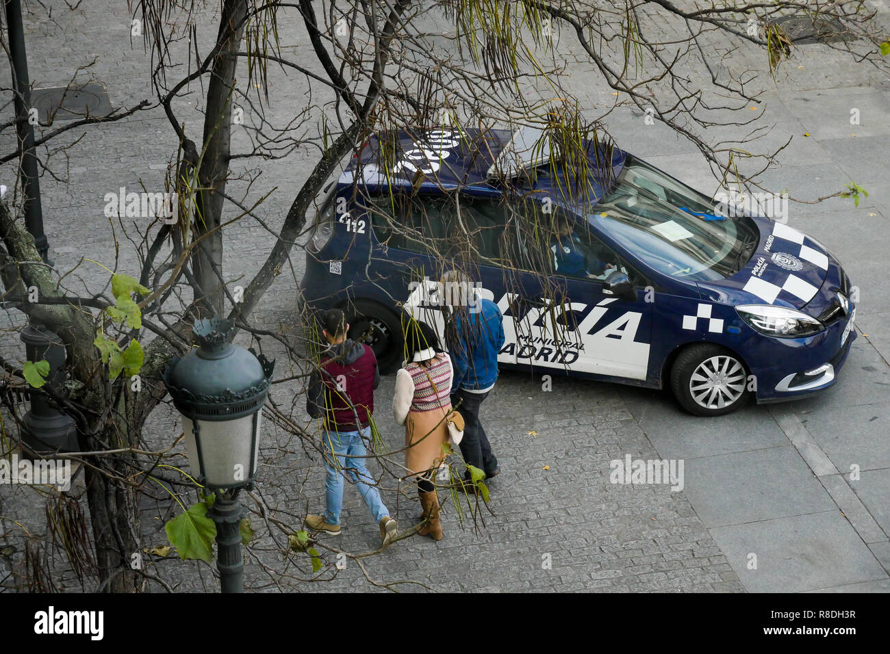 Une voiture de police, vu depuis les ascenseurs de la Reine Sofia, Madrid, Espagne Banque D'Images