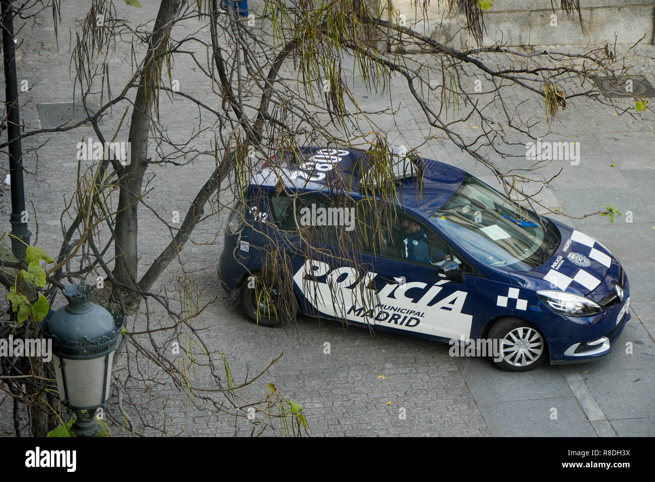Une voiture de police, vu depuis les ascenseurs de la Reine Sofia, Madrid, Espagne Banque D'Images