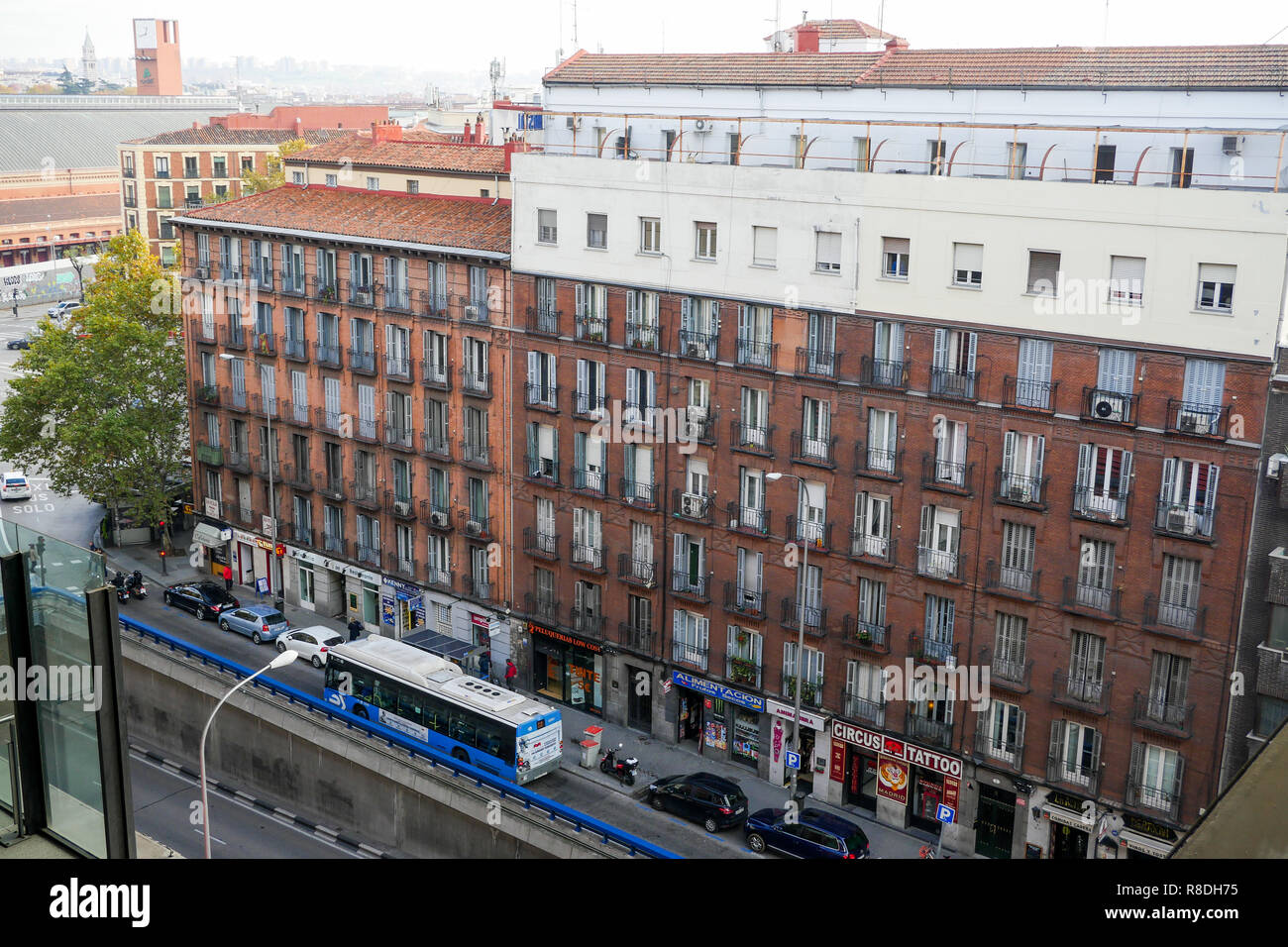 Bâtiments dans Atacha district,vu depuis la terrasse de l'extension par l'architecte Jean Nouvel, Museo Nacional Centro de Arte Reina Sofía, Madrid, Espagne Banque D'Images