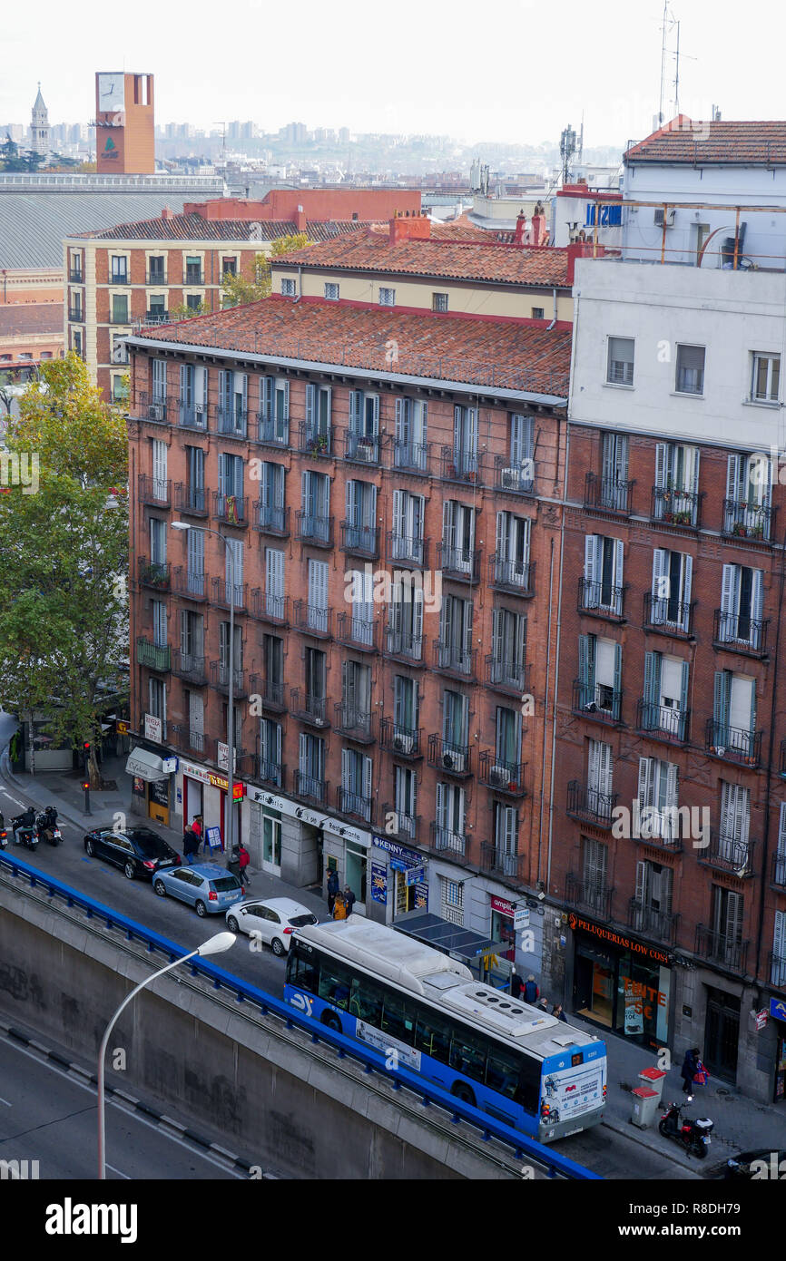 Bâtiments dans Atacha district,vu depuis la terrasse de l'extension par l'architecte Jean Nouvel, Museo Nacional Centro de Arte Reina Sofía, Madrid, Espagne Banque D'Images