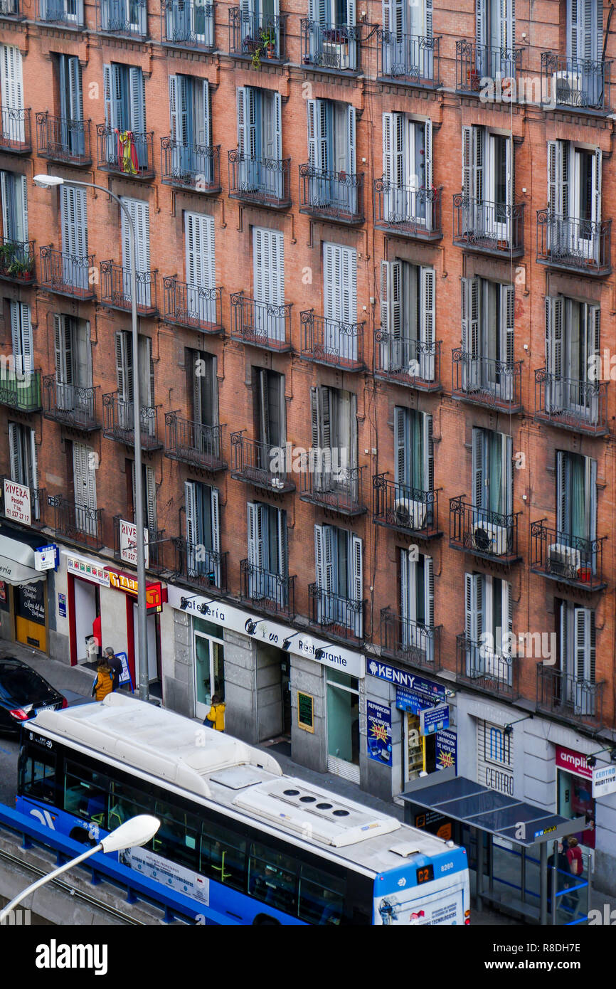Bâtiments dans Atacha district,vu depuis la terrasse de l'extension par l'architecte Jean Nouvel, Museo Nacional Centro de Arte Reina Sofía, Madrid, Espagne Banque D'Images