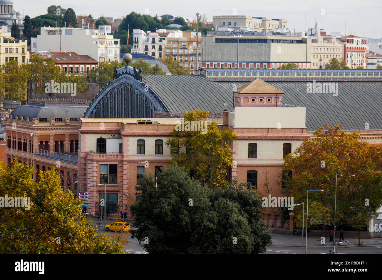 La gare d'Atocha, vu de la terrasse de l'extension par l'architecte Jean Nouvel, Museo Nacional Centro de Arte Reina Sofía, Madrid, Espagne Banque D'Images