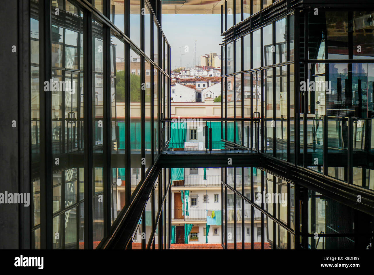 Extension moderne par l'architecte français Jean Nouvel, Museo Nacional Centro de Arte Reina Sofía, Madrid, Espagne Banque D'Images