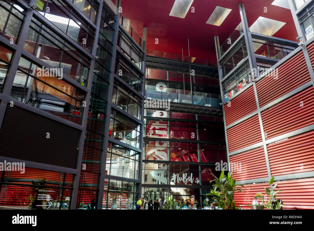 Extension moderne par l'architecte français Jean Nouvel, Museo Nacional Centro de Arte Reina Sofía, Madrid, Espagne Banque D'Images