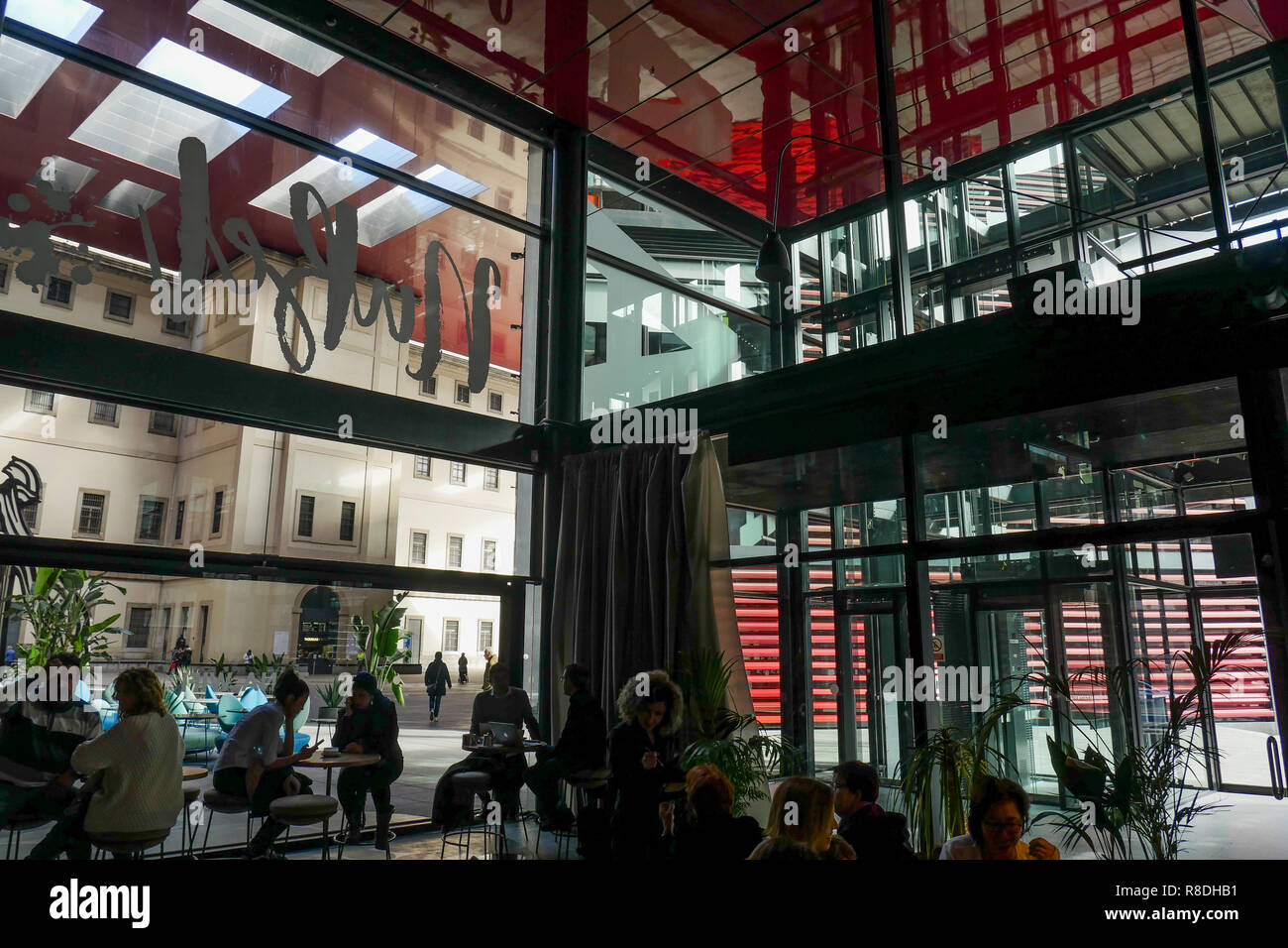 Extension moderne par l'architecte français Jean Nouvel, Museo Nacional Centro de Arte Reina Sofía, Madrid, Espagne Banque D'Images