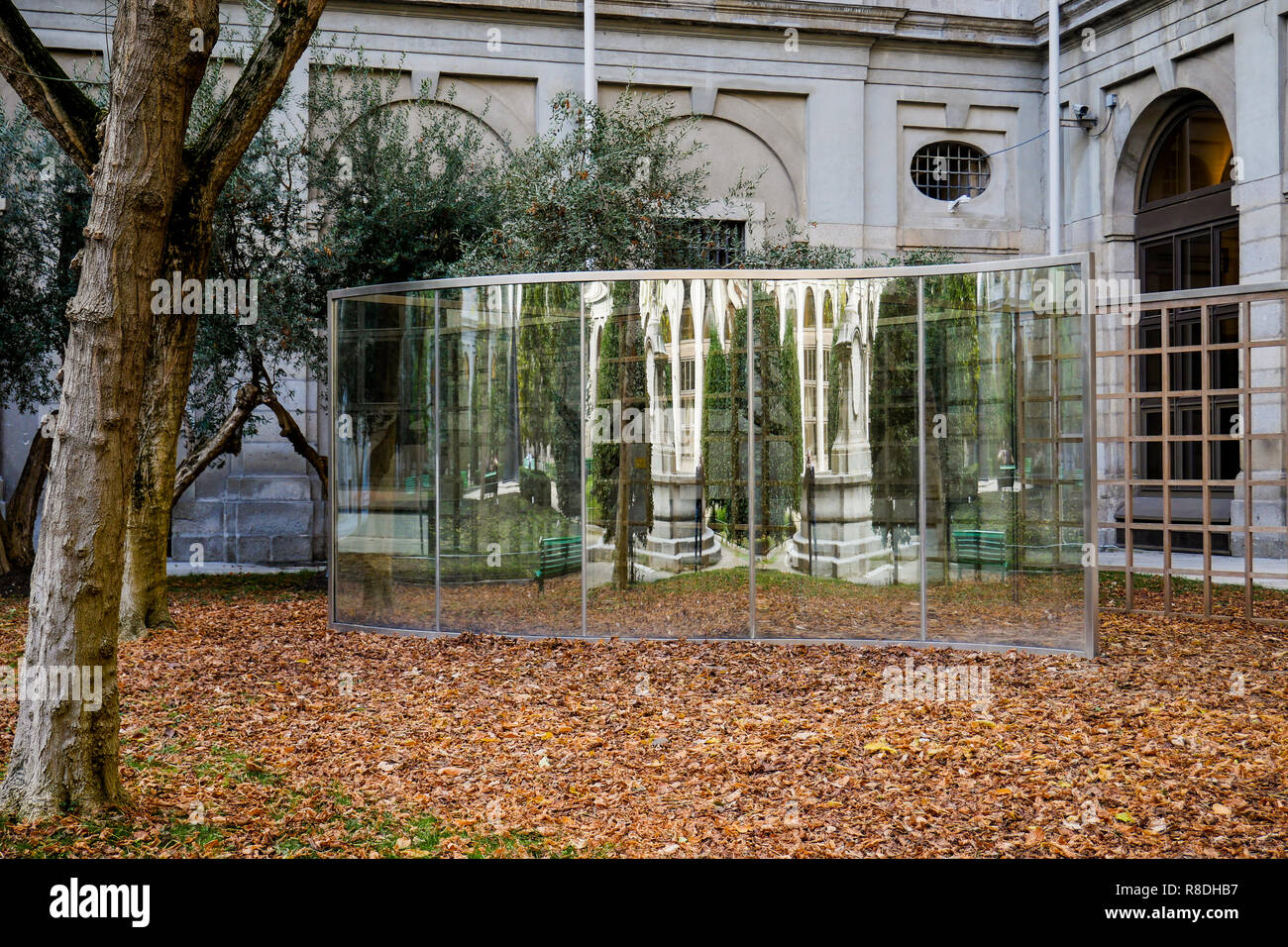 Une œuvre d'art reflète la lumière et les jardins de la Reine Sofia - Museo Nacional Centro de Arte Reina Sofía, Madrid, Espagne Banque D'Images