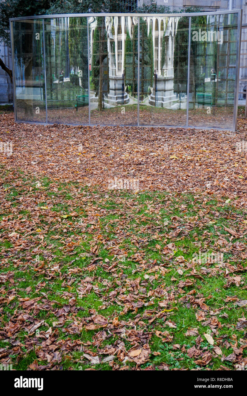 Une œuvre d'art reflète la lumière et les jardins de la Reine Sofia - Museo Nacional Centro de Arte Reina Sofía, Madrid, Espagne Banque D'Images