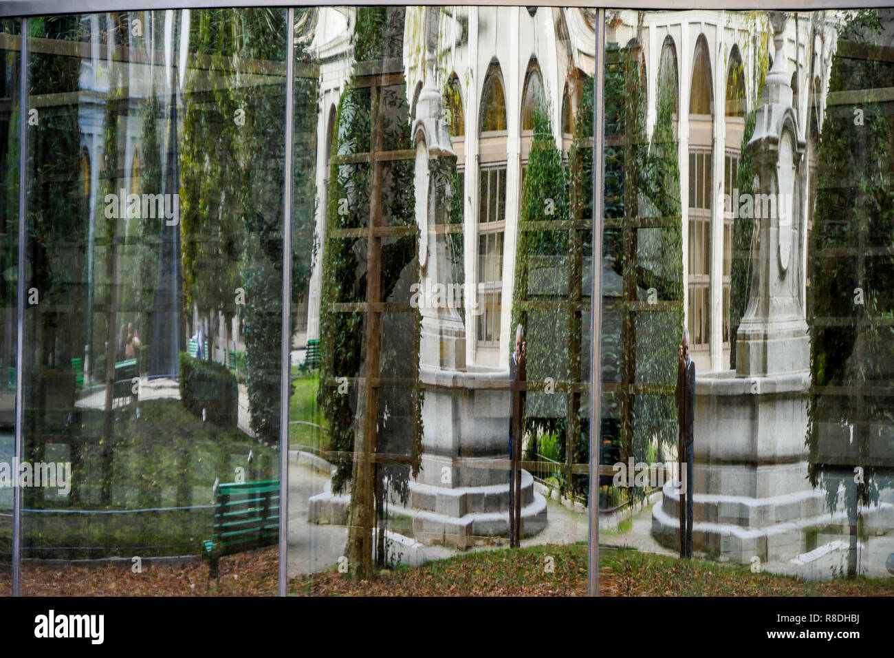 Une œuvre d'art reflète la lumière et les jardins de la Reine Sofia - Museo Nacional Centro de Arte Reina Sofía, Madrid, Espagne Banque D'Images