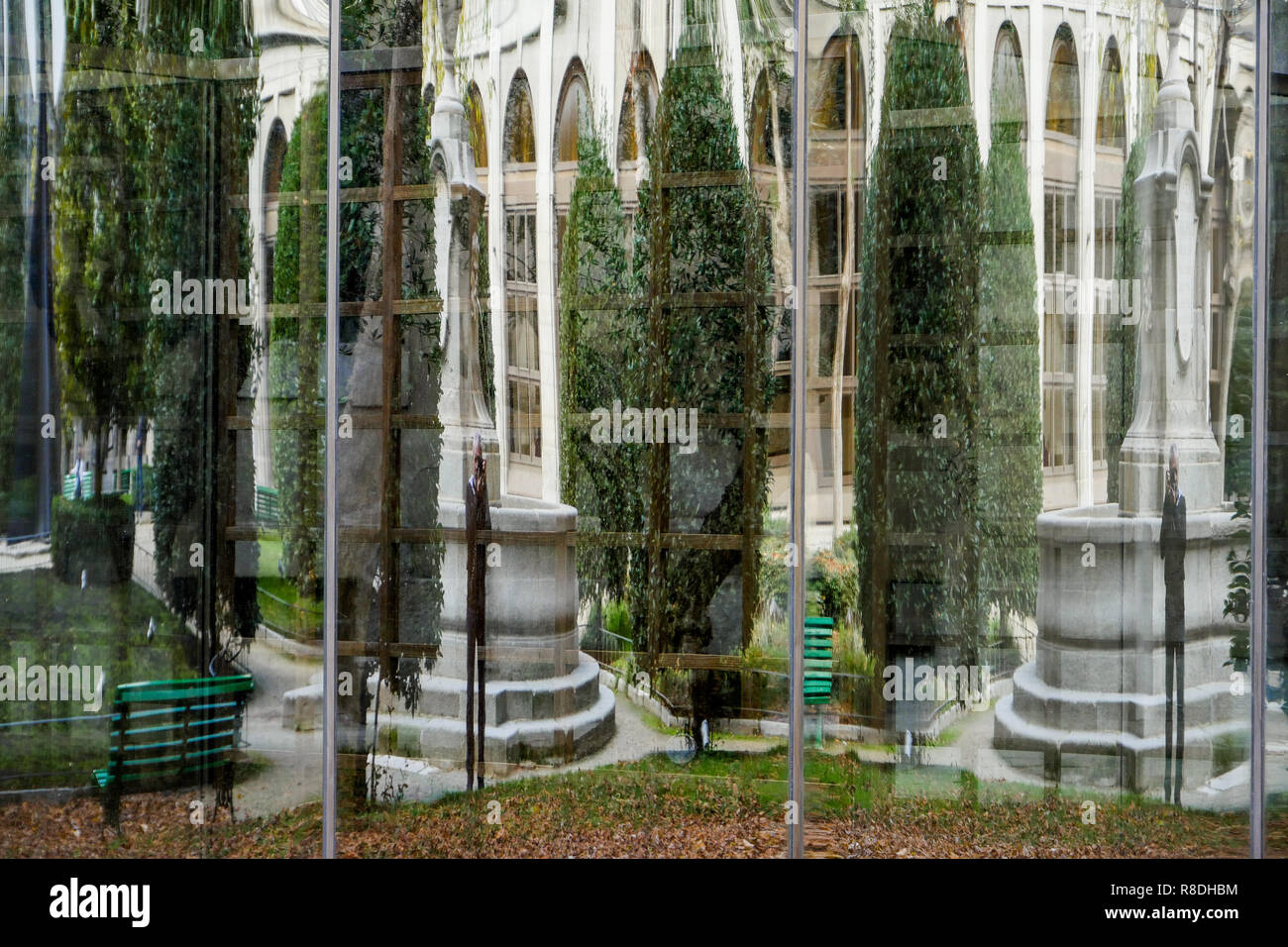 Une œuvre d'art reflète la lumière et les jardins de la Reine Sofia - Museo Nacional Centro de Arte Reina Sofía, Madrid, Espagne Banque D'Images