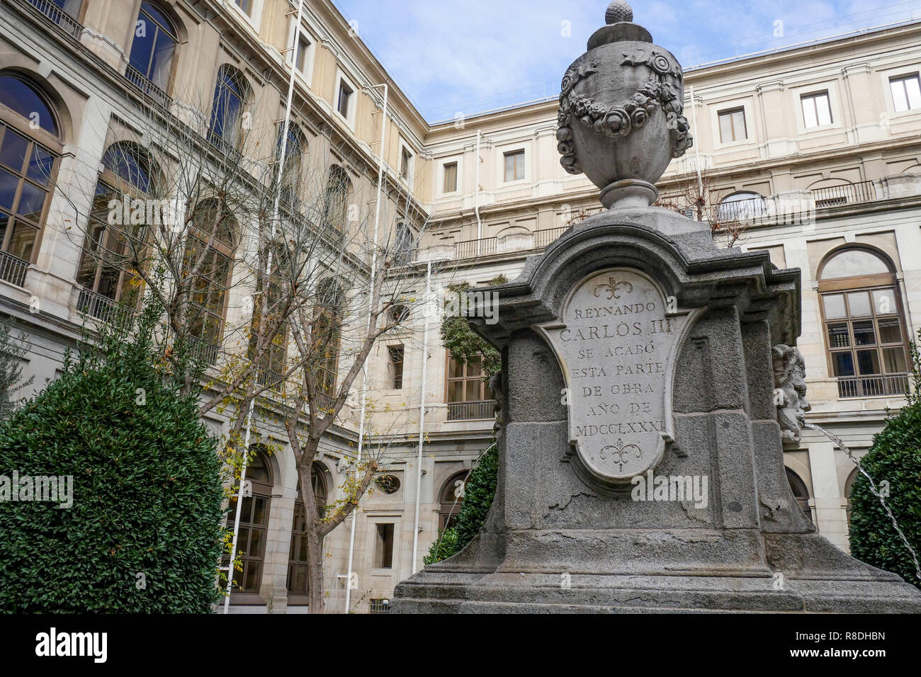 Fontaine de style néo-classique, les jardins de la Reine Sofia - Museo Nacional Centro de Arte Reina Sofía, Madrid, Espagne Banque D'Images
