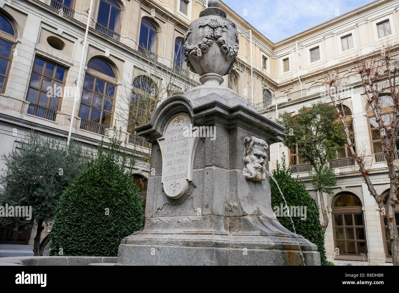 Fontaine de style néo-classique, les jardins de la Reine Sofia - Museo Nacional Centro de Arte Reina Sofía, Madrid, Espagne Banque D'Images