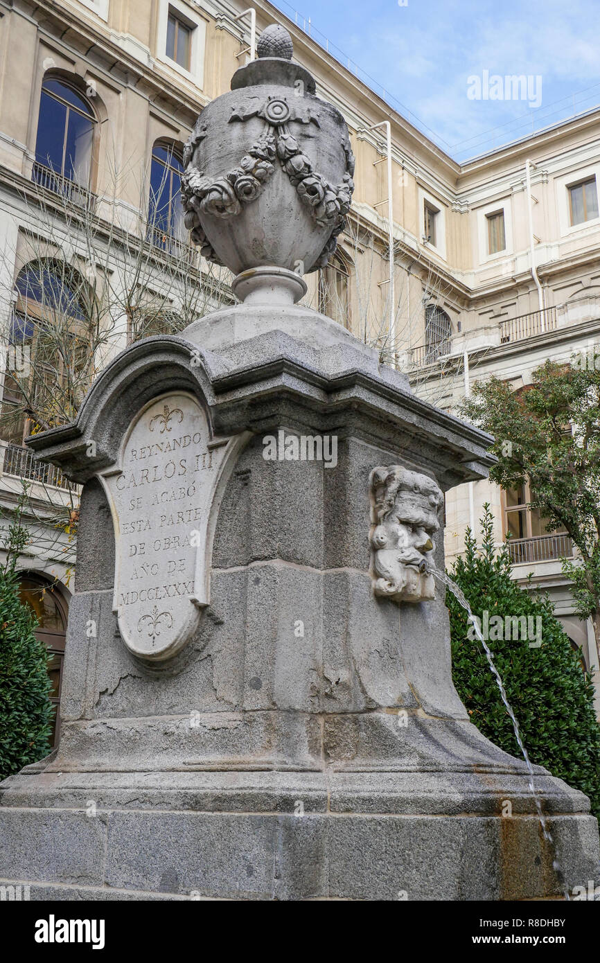 Fontaine de style néo-classique, les jardins de la Reine Sofia - Museo Nacional Centro de Arte Reina Sofía, Madrid, Espagne Banque D'Images