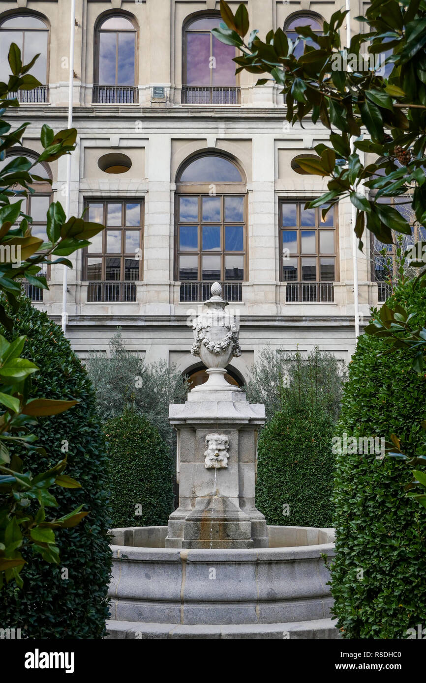 Fontaine de style néo-classique, les jardins de la Reine Sofia - Museo Nacional Centro de Arte Reina Sofía, Madrid, Espagne Banque D'Images