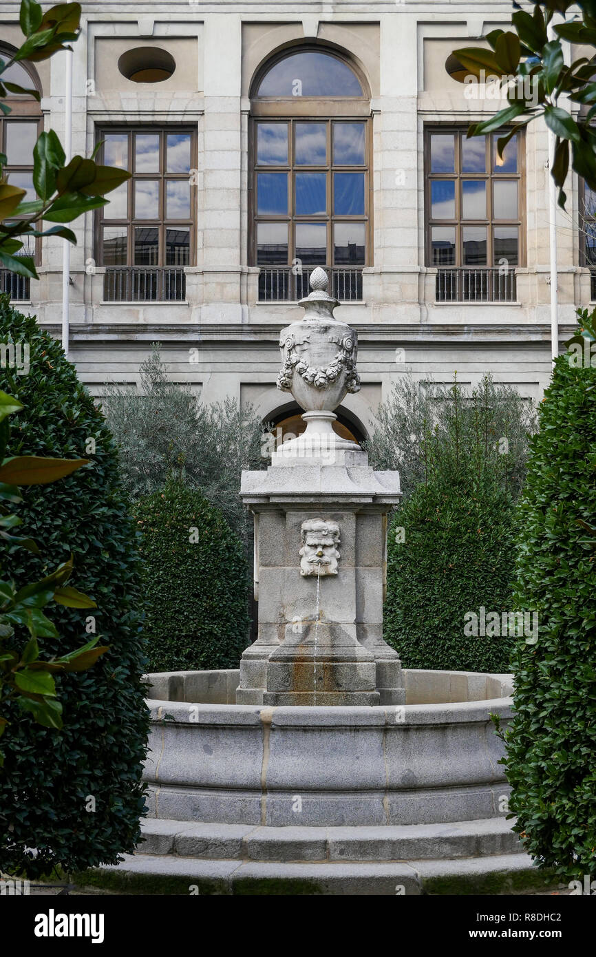 Fontaine de style néo-classique, les jardins de la Reine Sofia - Museo Nacional Centro de Arte Reina Sofía, Madrid, Espagne Banque D'Images