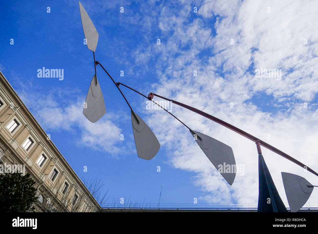 Alexander Calder sculpture mobile, les jardins de la Reine Sofia - Museo Nacional Centro de Arte Reina Sofía, Madrid, Espagne Banque D'Images