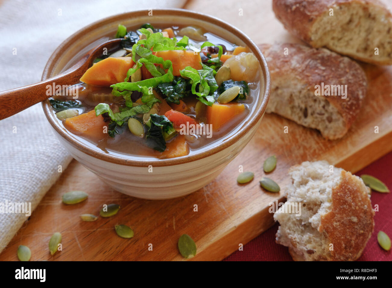 La patate douce soupe végétarienne dans Bol en céramique avec du pain Banque D'Images