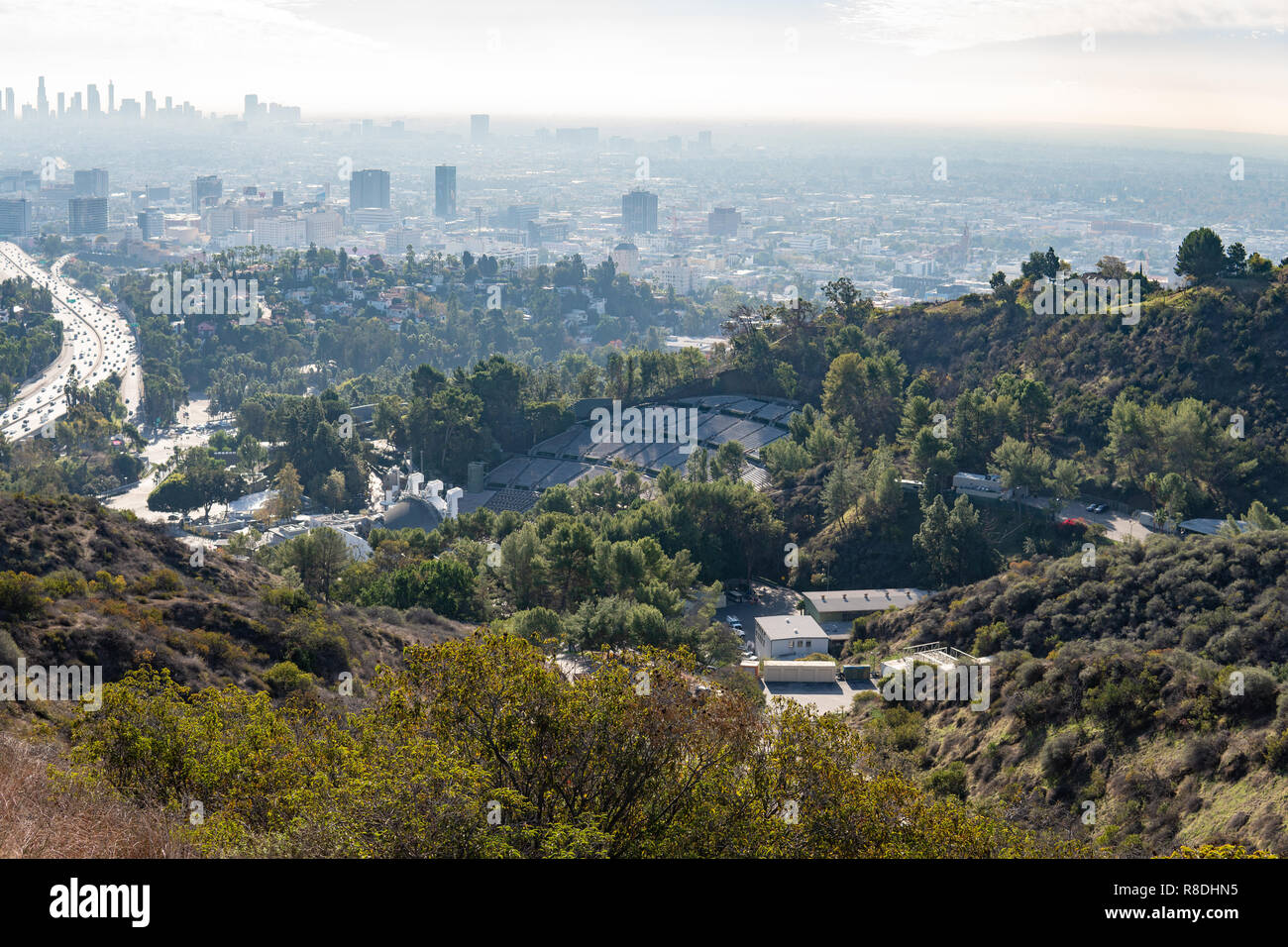 Vue de Los Angeles de Hollywood Hills. LA VILLE vers le bas. Hollywood Bowl. Chaude journée ensoleillée. De beaux nuages dans le ciel bleu. Autoroute 101 du trafic. Banque D'Images