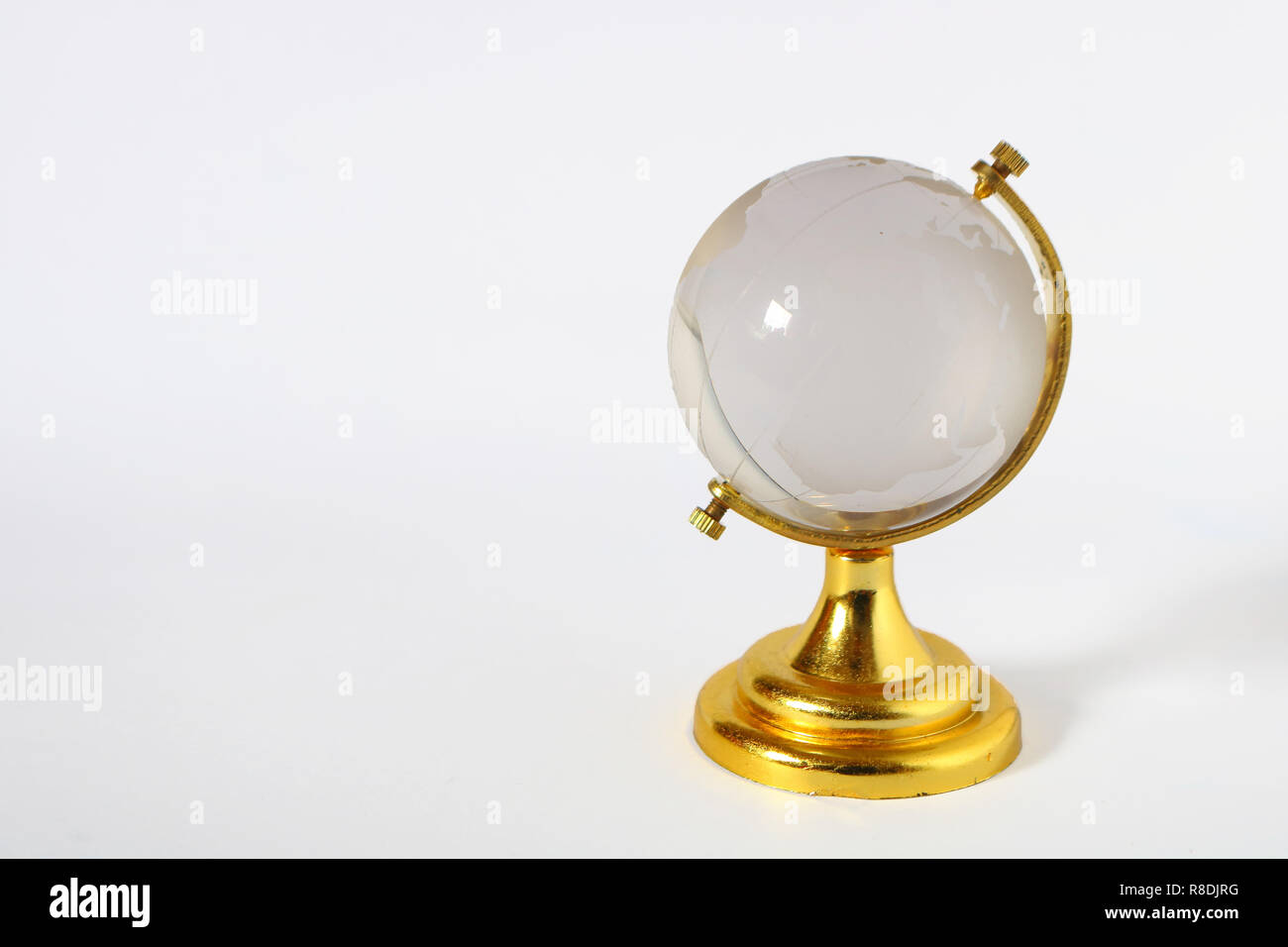 Photo image du globe terrestre en verre avec socle d'or sur fond blanc avec  un peu de l'espace vide Photo Stock - Alamy