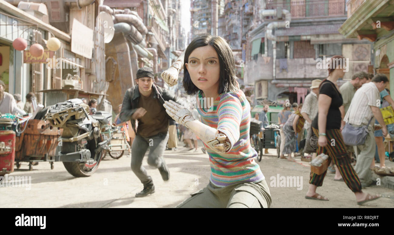 DATE DE SORTIE : Février 14, 2019 Title : Alita : Battle Angel STUDIO : 20th Century Fox Réalisateur : Robert Rodriguez Résumé : Une histoire d'une jeune femme qui voyage pour découvrir la vérité de qui elle est et son combat pour changer le monde. Avec : ROSA SALAZAR comme Alita, KEEAN JOHNSON comme Hugo. (Crédit Image : © Twentieth Century Fox/photos) Banque D'Images