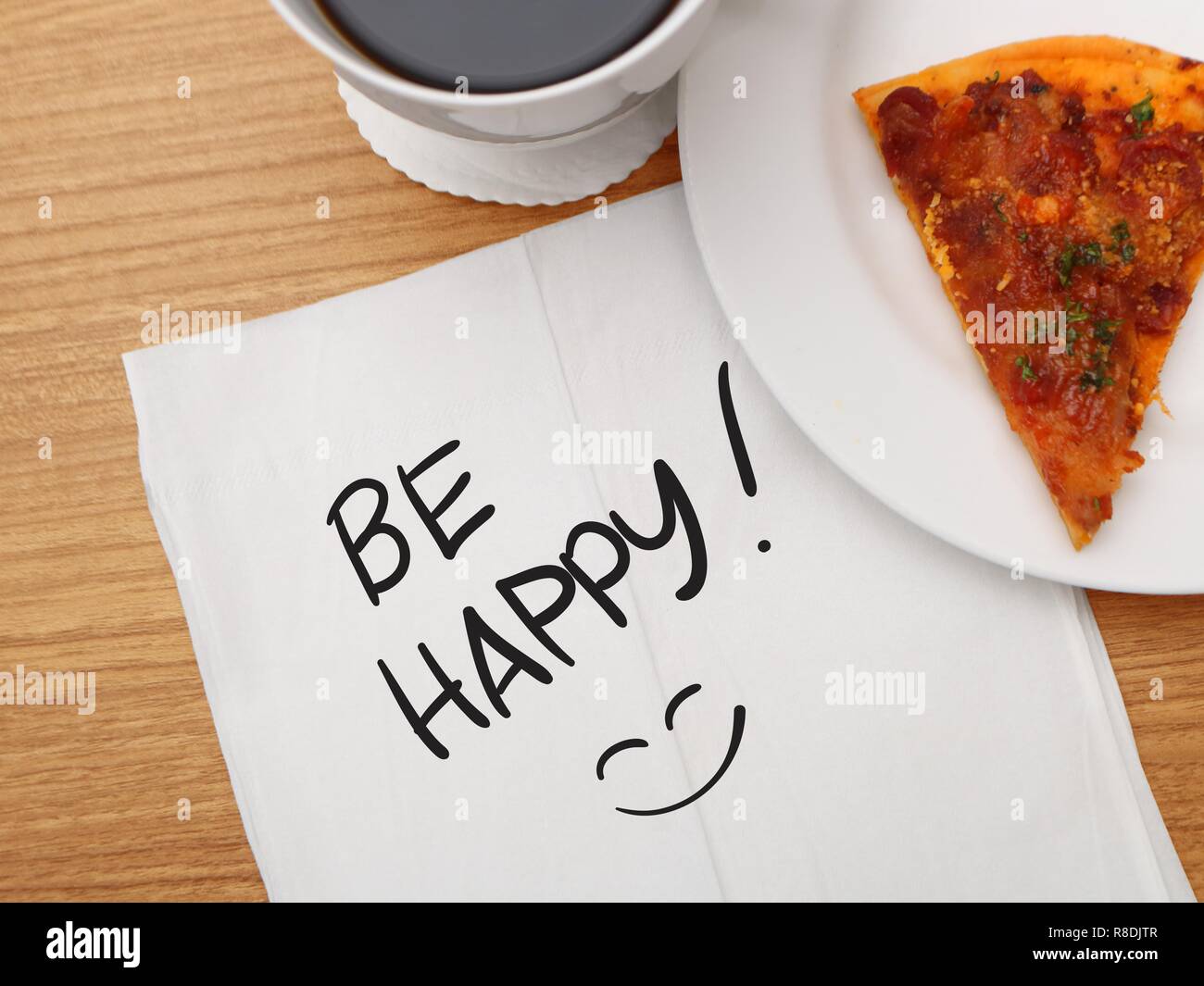Photo image de mots de motivation être heureux écrit le livre blanc sur la table avec pointe de pizza et une tasse de café petit déjeuner Banque D'Images