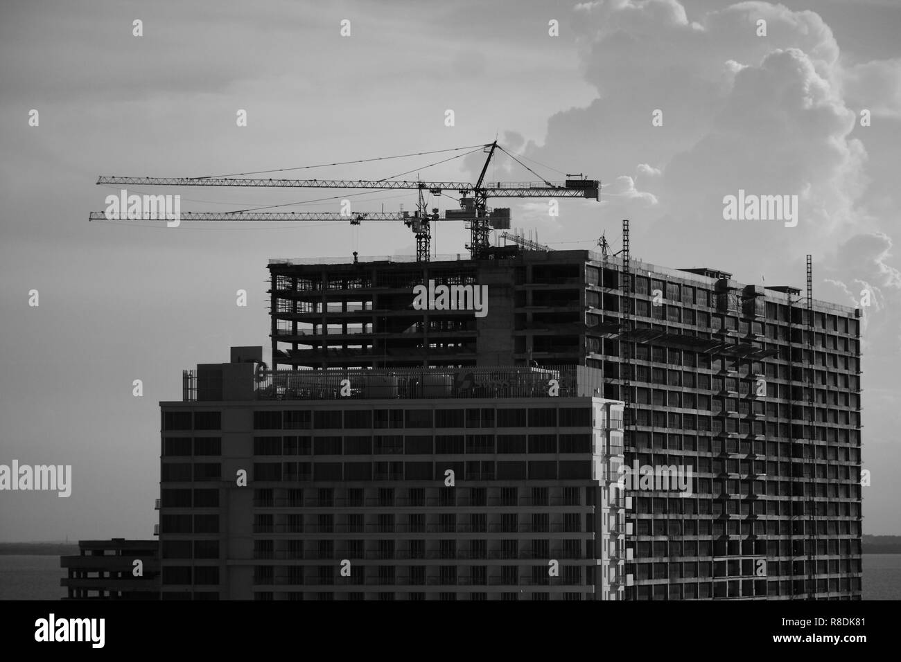 Processus de construction d'immeubles d'appartements, de l'océan, sur la plage en noir et blanc photo monochrome Banque D'Images