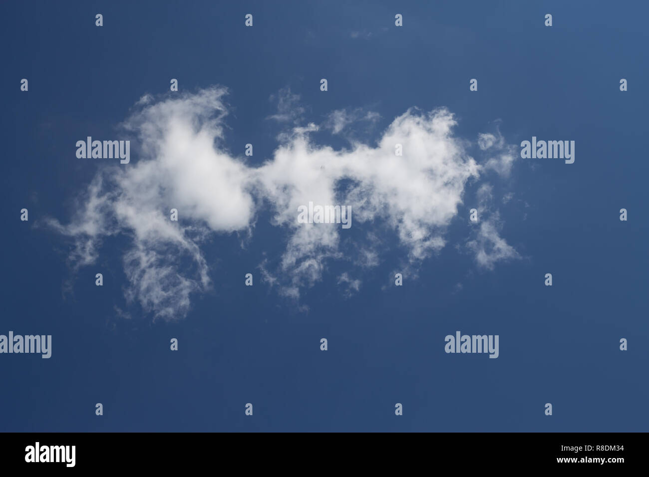 Fond de Ciel bleu et nuages dans de bonnes conditions météorologiques, jour Banque D'Images