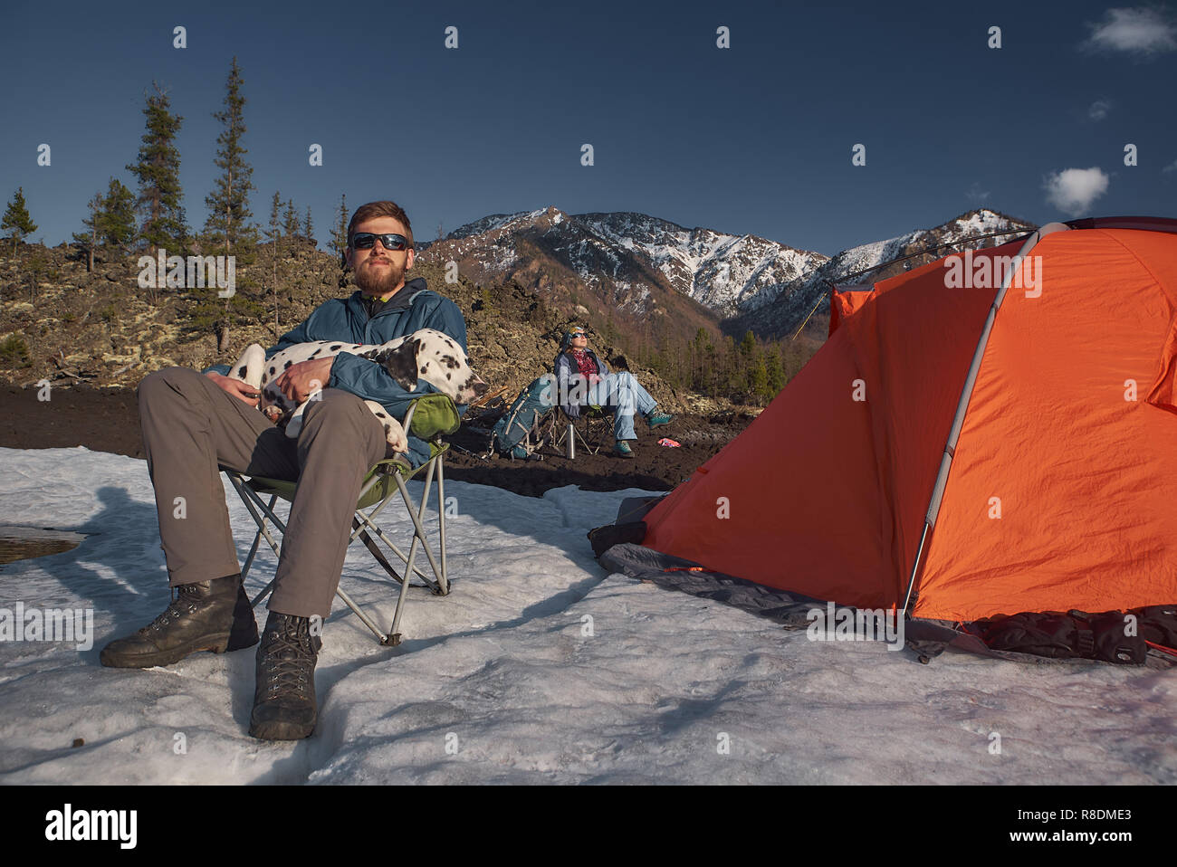 Couple avec son chien dalmatien au camping en plein air montagne Banque D'Images