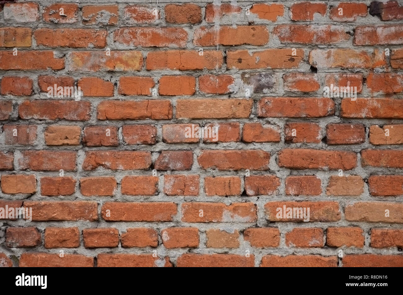 Ancien vitrail surmonté mur de brique rouge. La texture d'un vieux mur ...