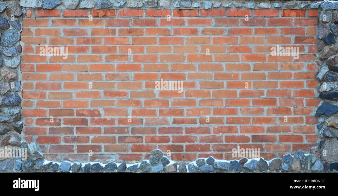 Ancien vitrail surmonté mur de brique rouge. La texture d'un vieux mur ...