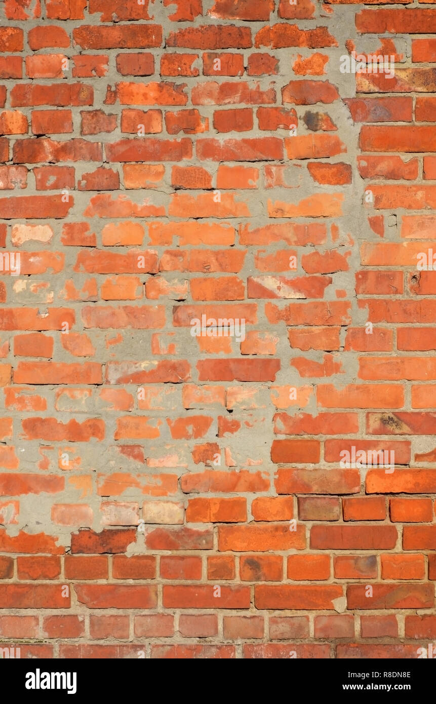 Ancien vitrail surmonté mur de brique rouge. La texture d'un vieux mur ...