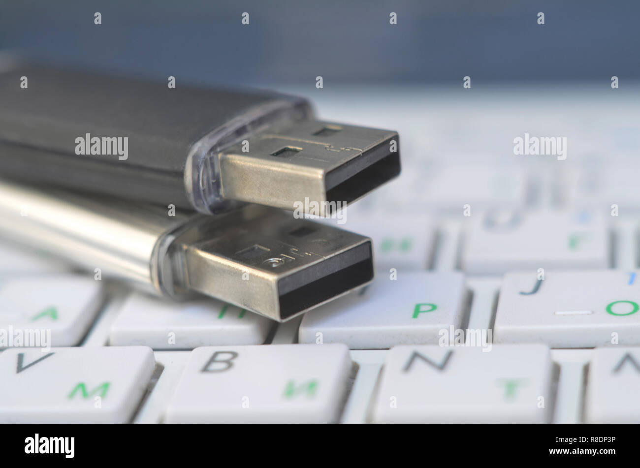 Carte mémoire flash USB sur les boutons du clavier blanc moderne. Concept de stockage de médias Banque D'Images