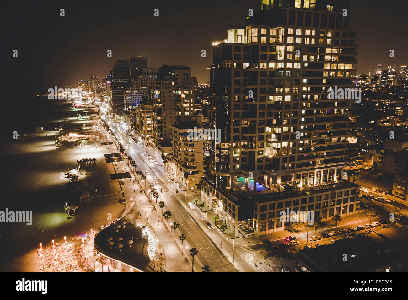 Les immeubles de luxe à Tel Aviv gratte-ciel résidentiel de luxe à Tel Aviv. Vue du haut de la route le long de la côte et de la plage dans la nuit la vie nocturne de la ville. Banque D'Images
