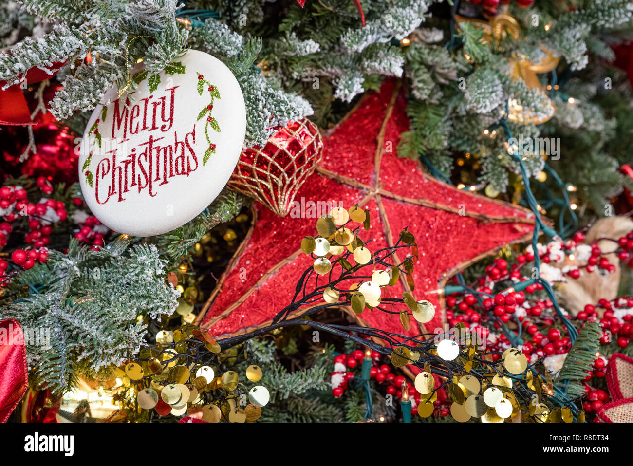 Décorées avec des arbres de Noël Joyeux noël ornement et le grand red star Banque D'Images