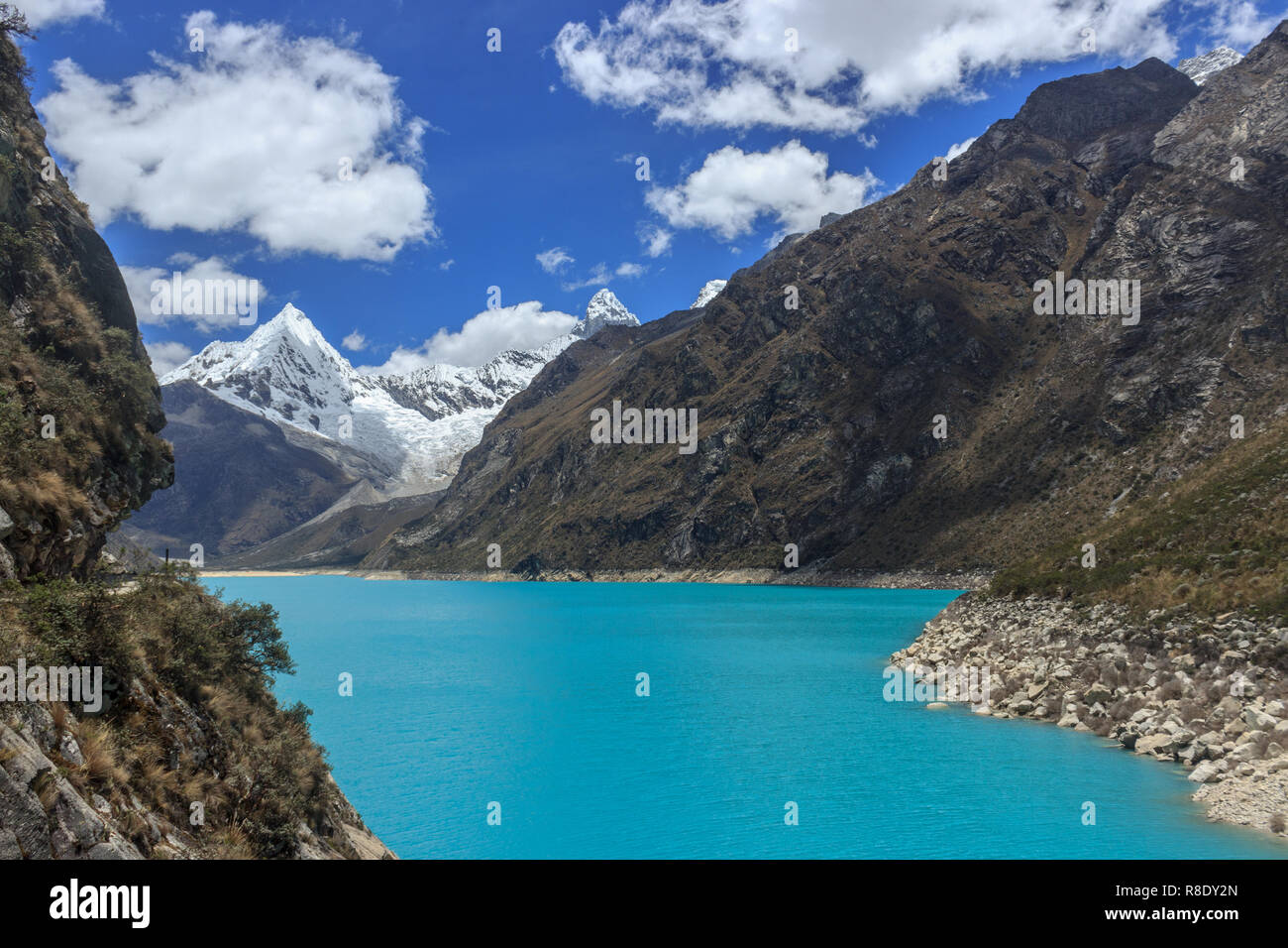 Lac turquoise dans les andes au Pérou Banque D'Images