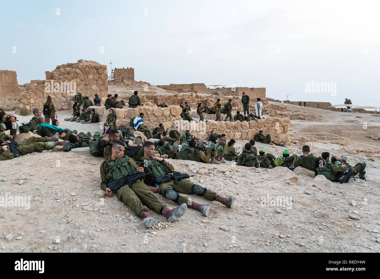Massada, Israël. 23 Octobre 2018 : Groupe de soldats de l'infanterie de l'armée israélienne sur les manœuvres dans la forteresse de Massada pour se détendre après une longue marche Banque D'Images