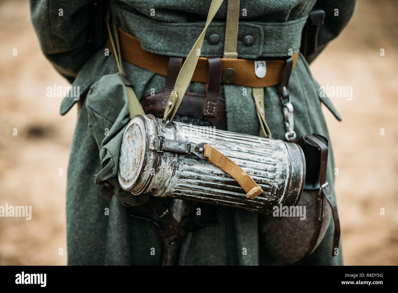 Le Soldat d'infanterie de la Wehrmacht allemande d'équipements militaires de la Seconde Guerre mondiale. Cas anti-gaz ou masque à gaz Stockage sur soldat. Banque D'Images