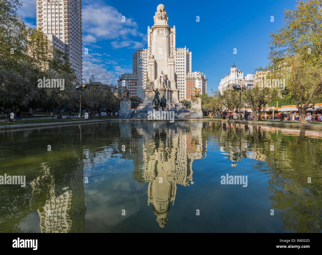 Madrid, Espagne - Madrid est un spectacle d'édifices anciens, ruelle étroite, et d'infrastructures modernes. Ici, en particulier, une vue sur la Vieille Ville Banque D'Images