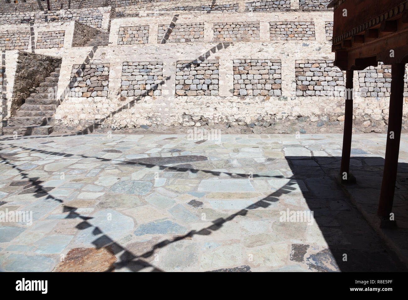 Cour de Gonpa Soma (près de Leh Palace) à l'ombre des drapeaux de prière, Leh, Ladakh, Inde Banque D'Images