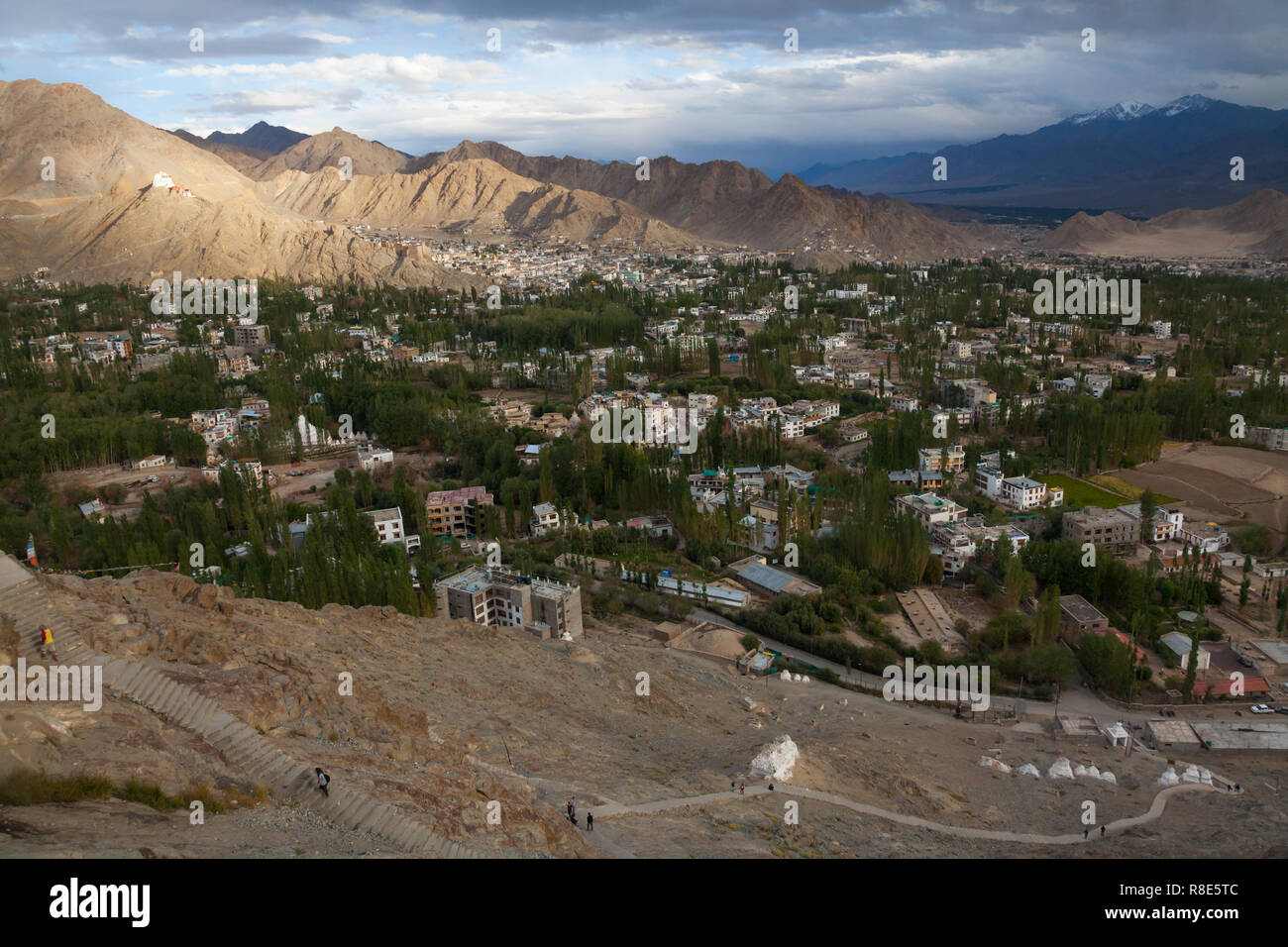 Paysages de l'après-midi de Leh et ses environs avec les gens sur l'escalier menant au Shanti Stupa visible au bas de la photo, Leh, Ladakh, Inde Banque D'Images
