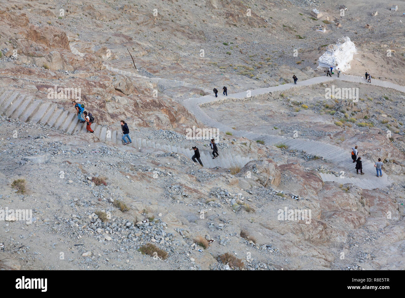 Les gens sur l'escalier menant au Shanti Stupa, Leh, Ladakh, Inde Banque D'Images