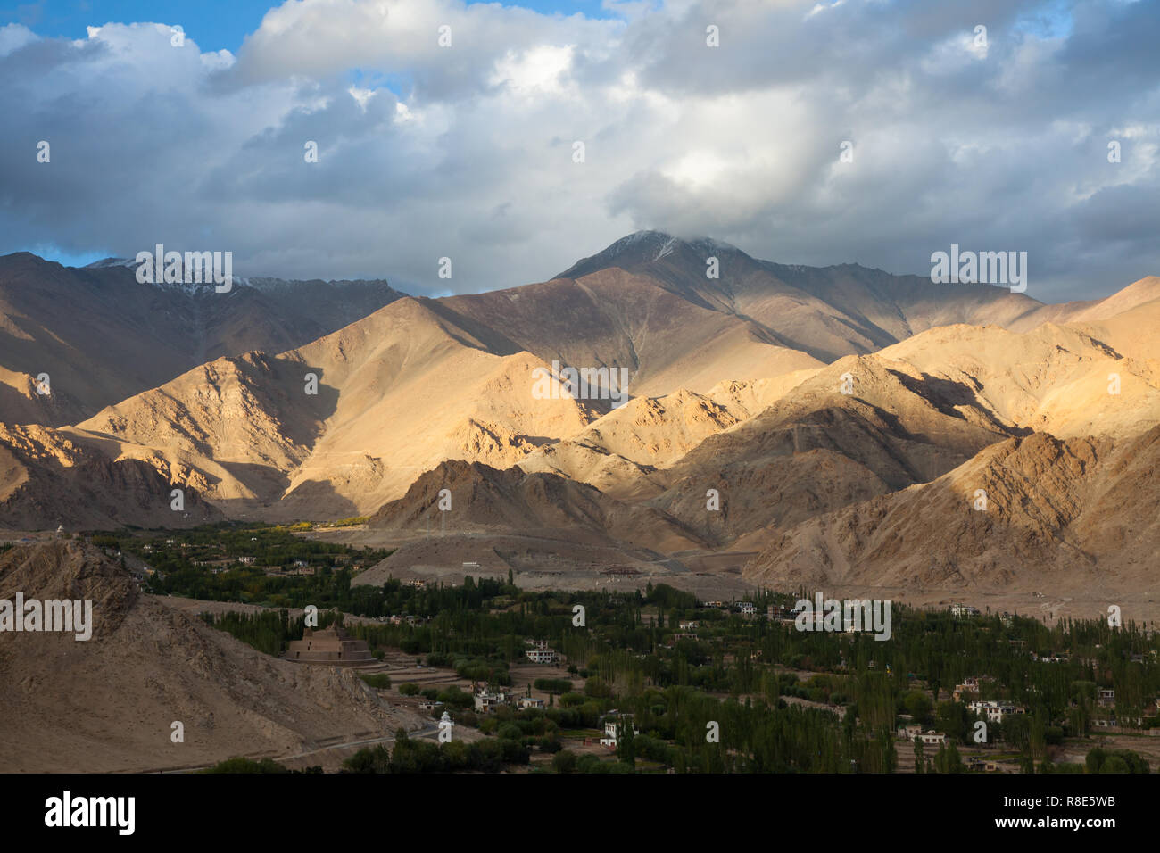 Vue depuis salon de Shanti Stupa, le Ladakh, le Jammu-et-Cachemire, l'Inde Banque D'Images
