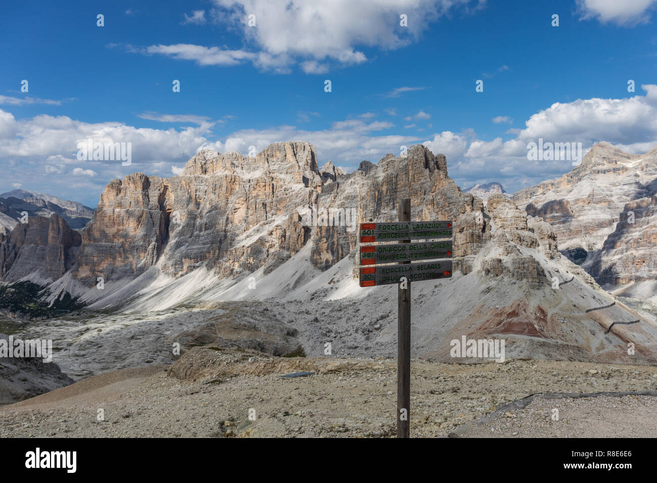 Sentier de randonnée pédestre signe sur Piccolo Lagazuoi, Dolomites, Italie Banque D'Images