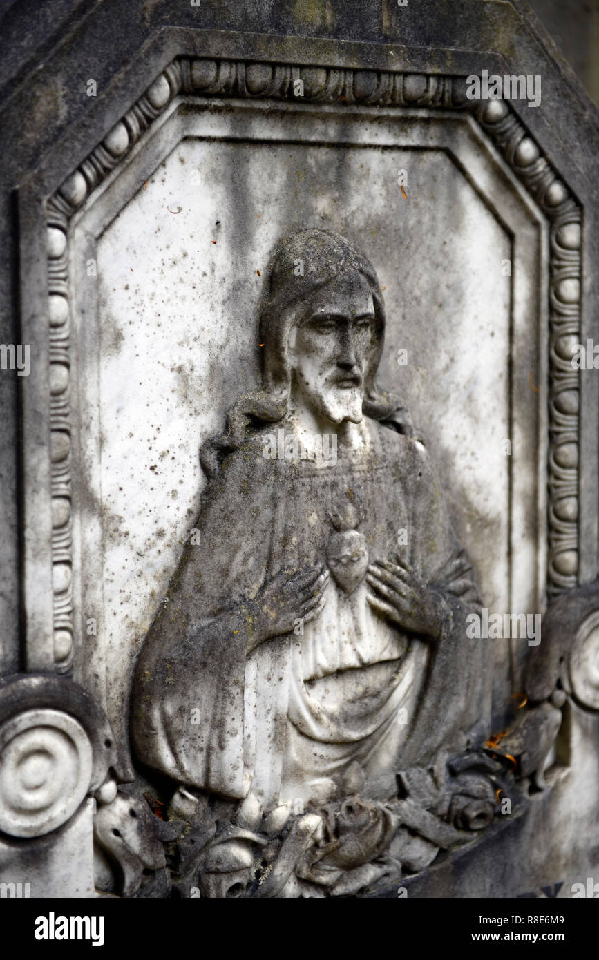 Pierre tombale,pierre tombale,Jésus Christ,Sacré Coeur,cimetière catholique, cimetières, tombes,grave,mémoire,paix,memorial,calme,RM,Irlande Banque D'Images