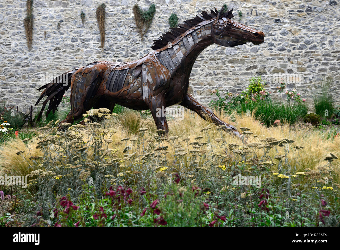 Le galop des chevaux,sculpture esprit libre, Lynn Kirkham,artiste,montage,hor,herbes,Slane Castle Distillery,cour intérieure,centre,art floral,RM Banque D'Images