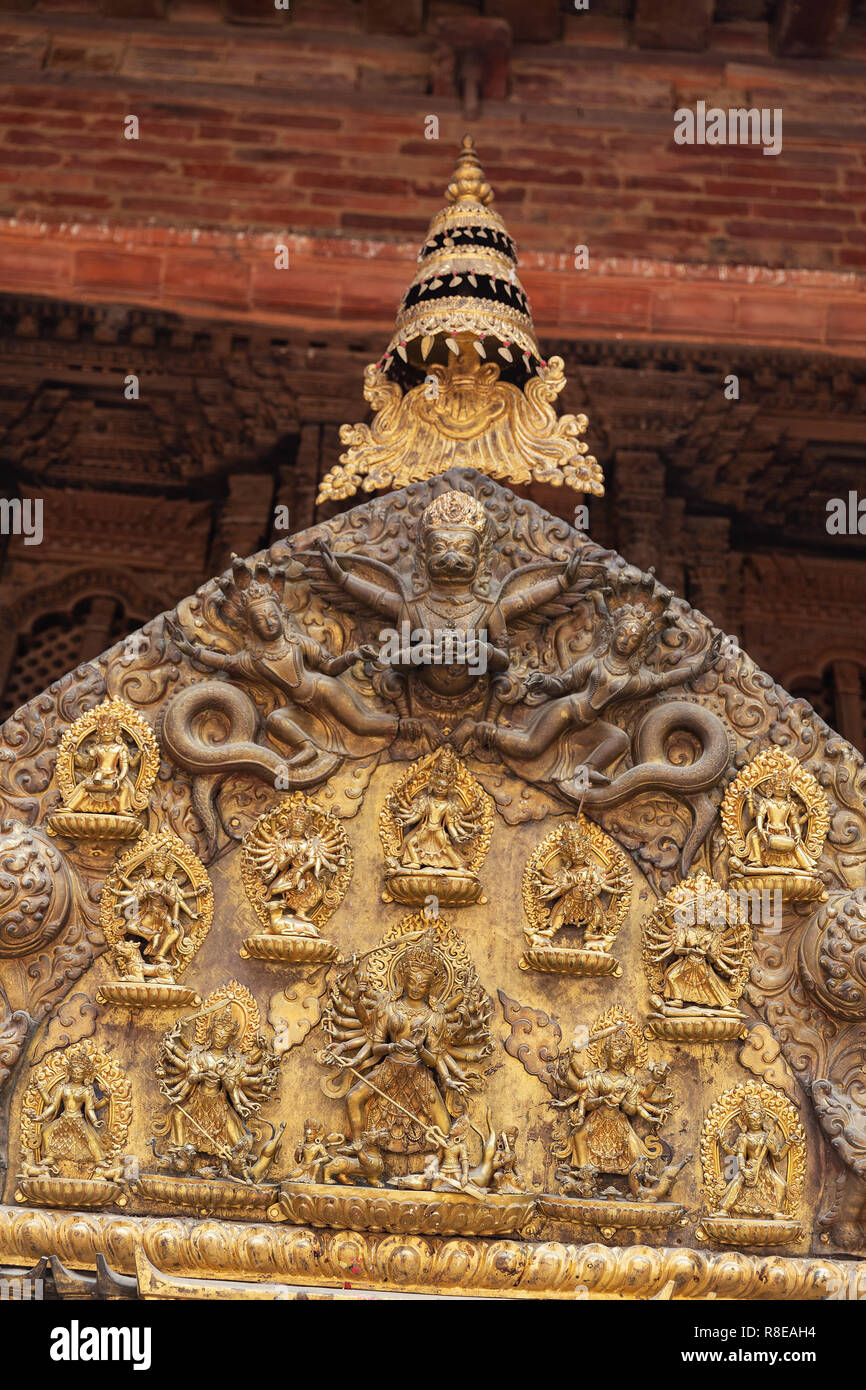 Panneau sculpté au-dessus de la porte du palais de Hanuman Dhoka à Patan, Kathmandu, Népal. Banque D'Images