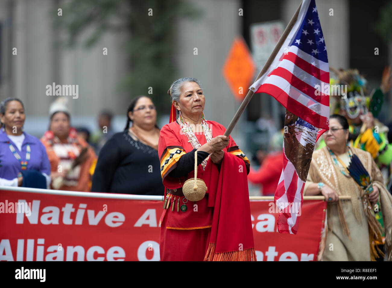 Houston, Texas, USA - Le 22 novembre 2018, l'H-E-B Thanksgiving Day Parade, Native American femme portant des vêtements traditionnels tenant le fla américain Banque D'Images