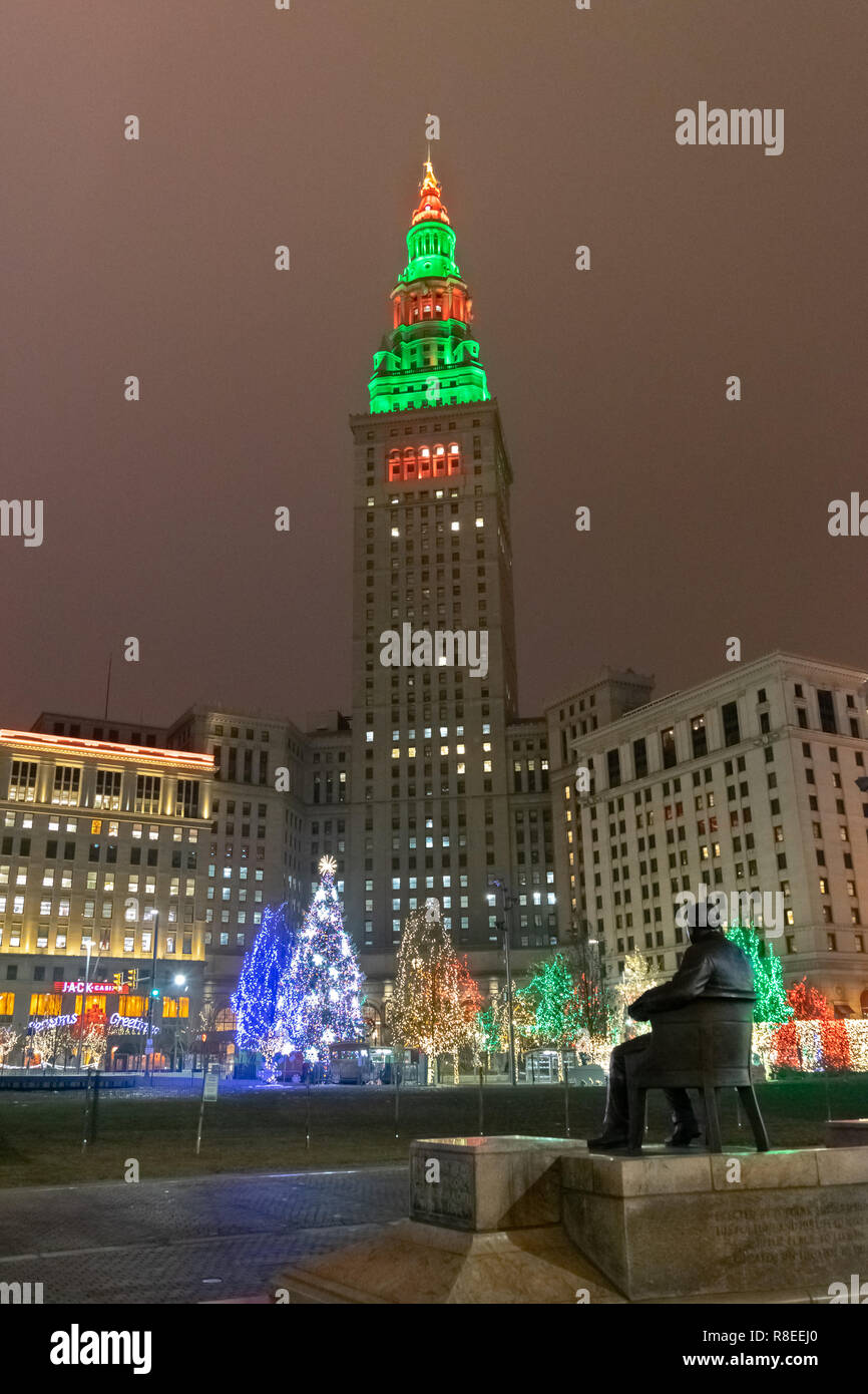 Les lumières de Noël, décorations de fête et une patinoire amener le central Plaza dans le centre-ville de Cleveland à la vie par une froide nuit d'hiver. Banque D'Images