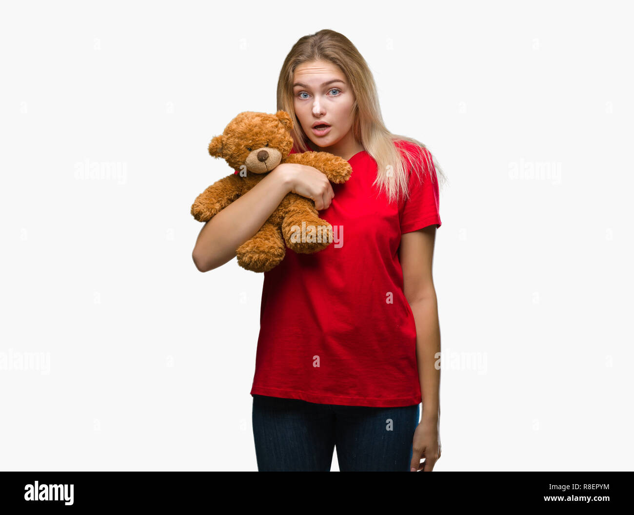 Young caucasian woman holding mignon nounours plus fond isolé peur sous le choc avec un visage surpris, effrayé et excité avec crainte expression Banque D'Images