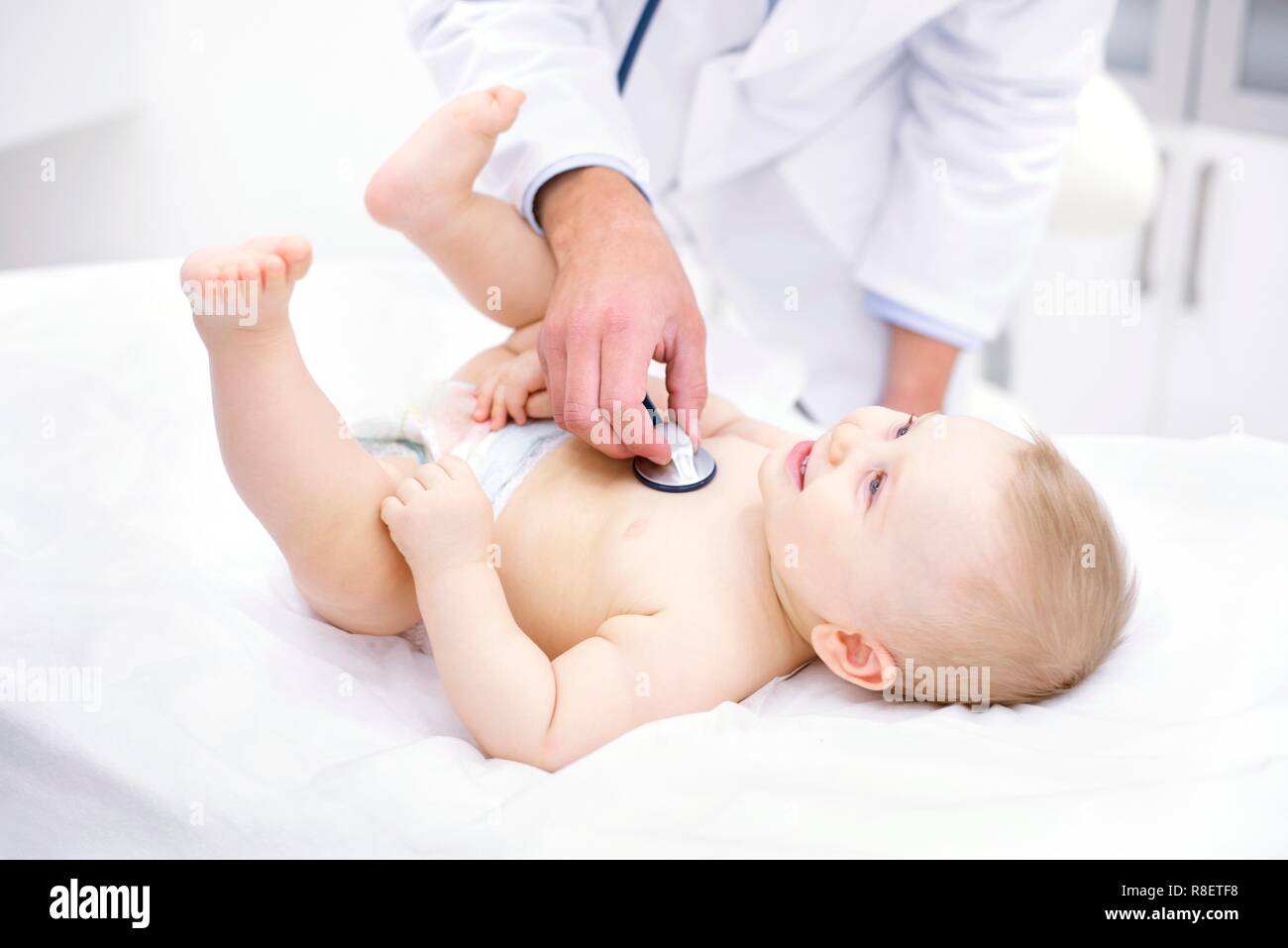 Doctor examining baby avec stéthoscope. Banque D'Images